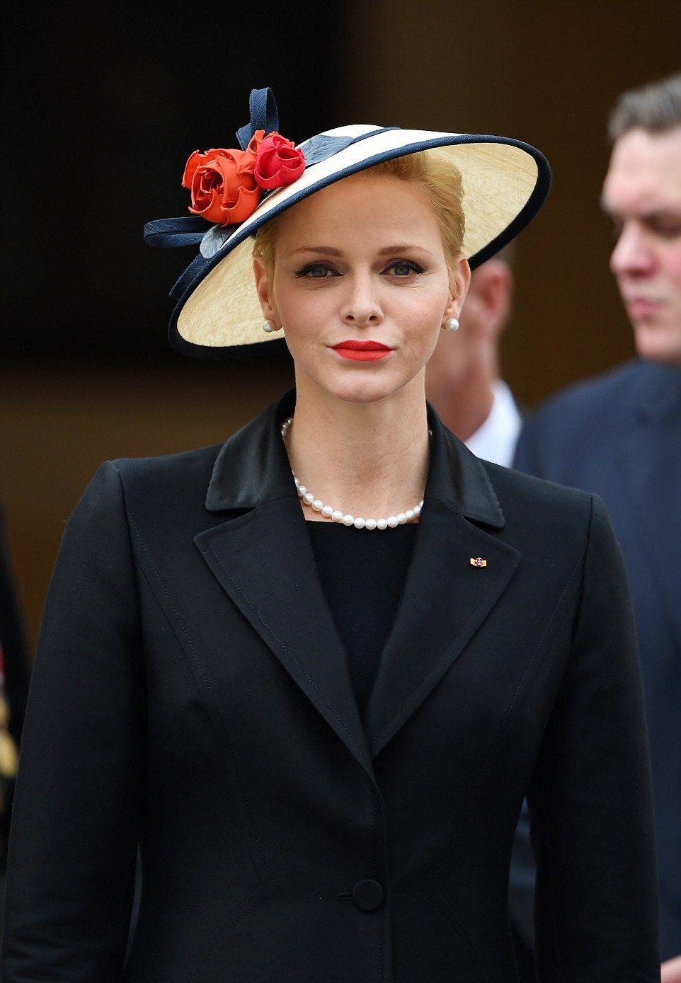 形象示人的夏琳王妃,这番竟然剃掉了半边头发,成为彻头彻尾的朋克发型