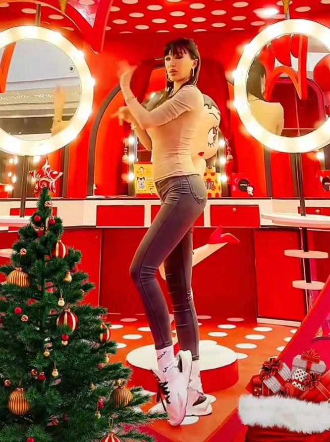 小李玟穿紧身裤无一丝赘肉,眼睛像猫眼太吸睛,腿太长裤子显短