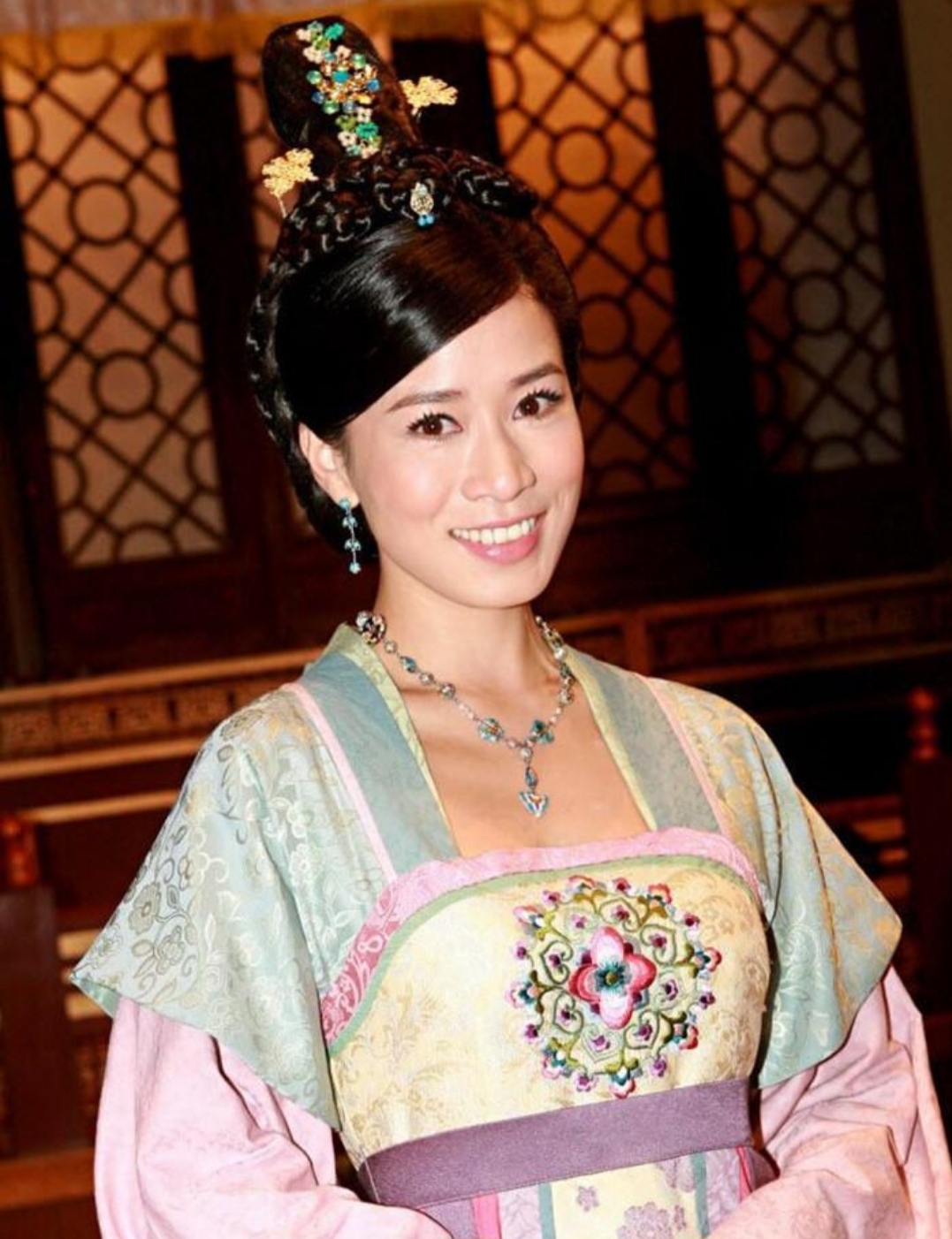 这几年的佘诗曼也是将工作重心放到了大陆,出演的古装宫廷剧《延禧