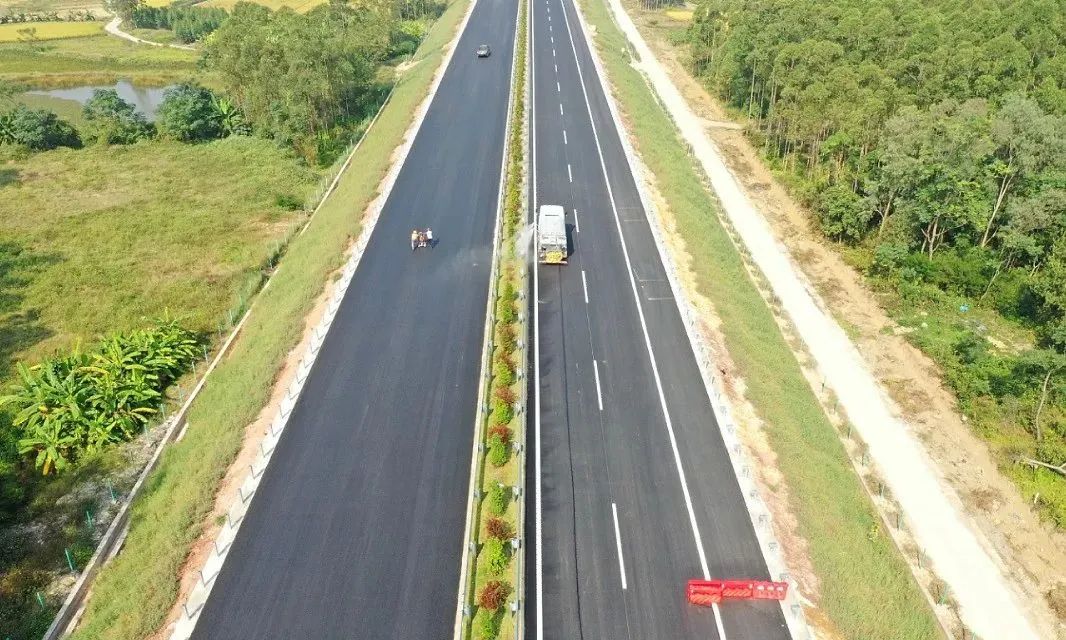 荔玉高速公路项目北起桂林荔浦市城北侧黄家村附近,途经蒙山县,藤县