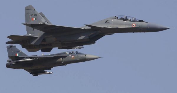 资料图片：印度空军苏-30MKI（前）与LCA“光辉”战机编队飞行。（印度国防部官网）