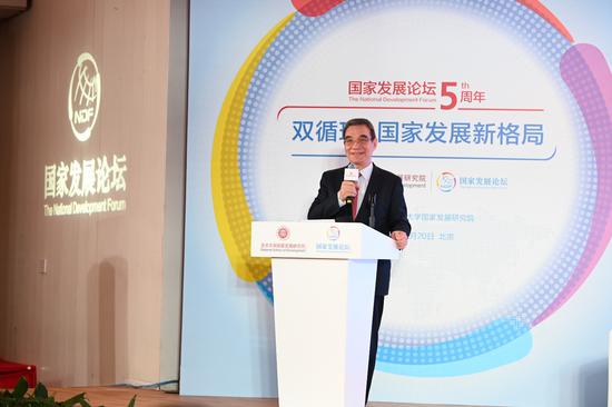 ▲图为林毅夫在北京大学国家发展研究院第五届国家发展论坛发表演讲。