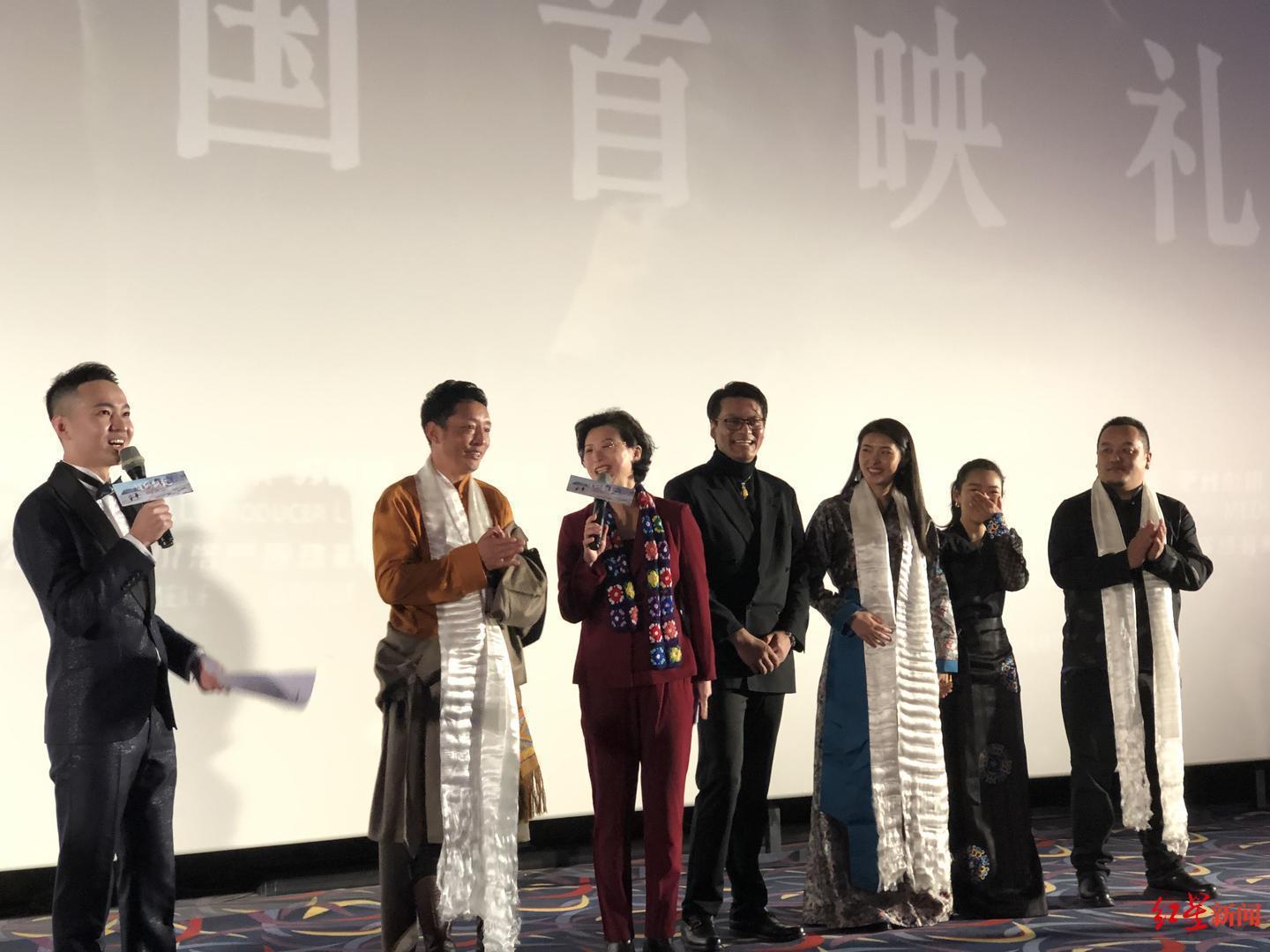 《随风飘散》首映活动现场,主创团队亮相活动现场,导演旦真旺甲十分