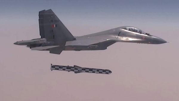 印度空军苏-30MKI试射“布拉莫斯”导弹。（印度空军官网）