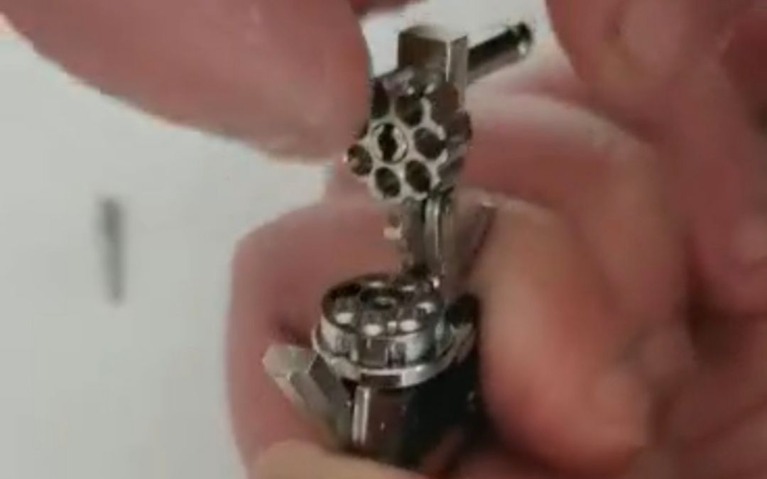 律师称填装弹丸需拆开枪形钥匙扣。受访者供图