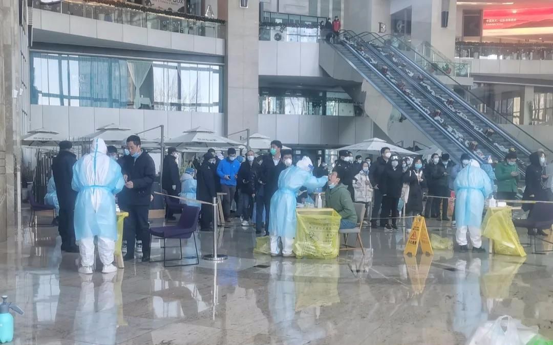 在佳程广场的大堂,市民正排队等候核酸检测取样.新京报记者 王飞 摄