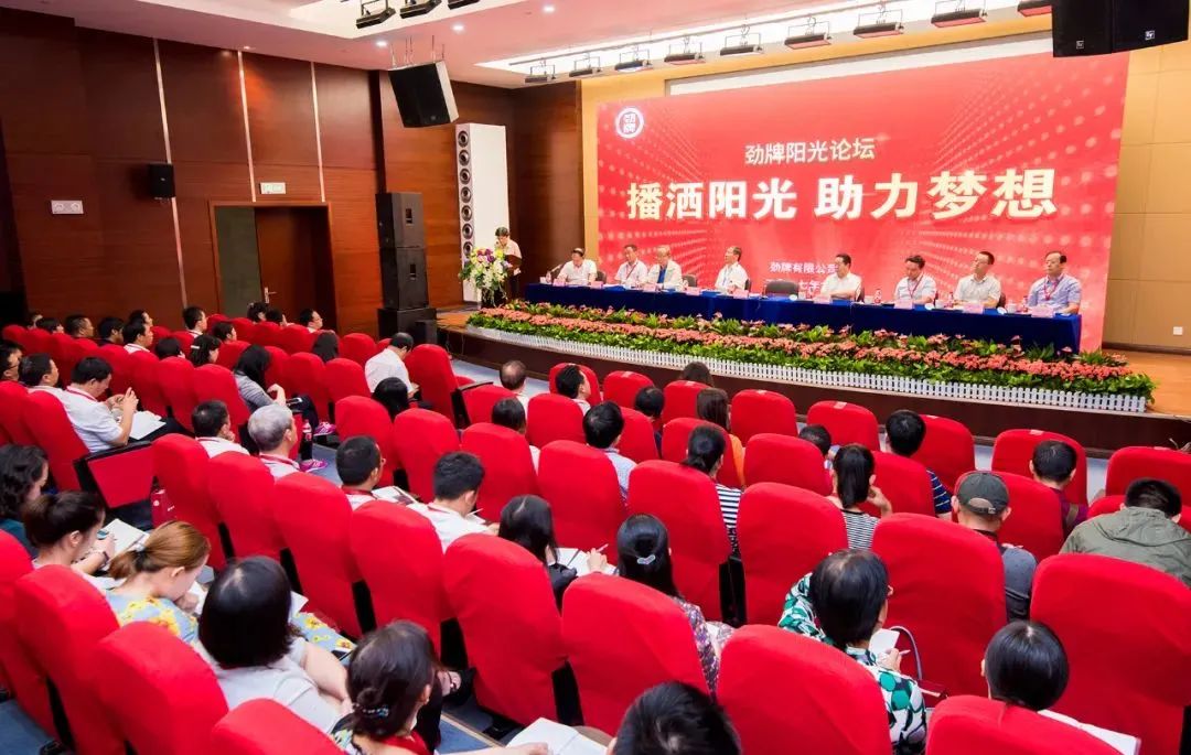 "刘建忠说,2012年,劲牌在福贡一中开设云南省的首个阳光班.