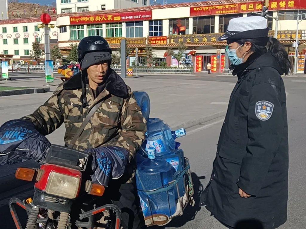 一盔一带昌都交警扎实开展一盔一带安全守护行动不放松