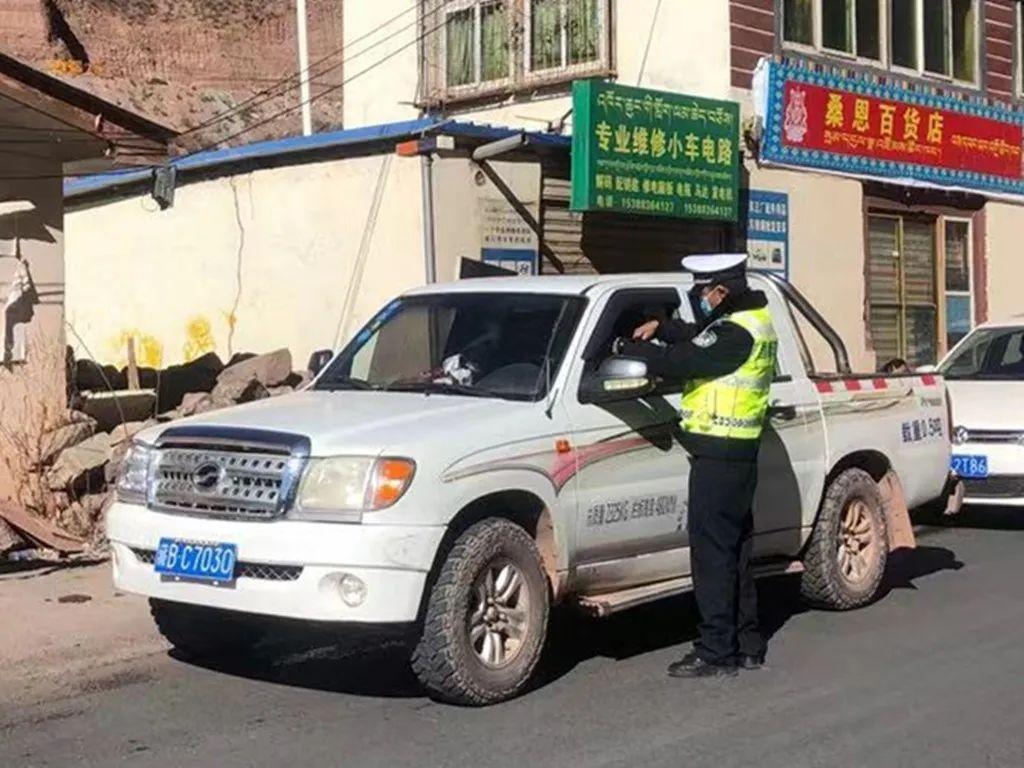 一盔一带昌都交警扎实开展一盔一带安全守护行动不放松