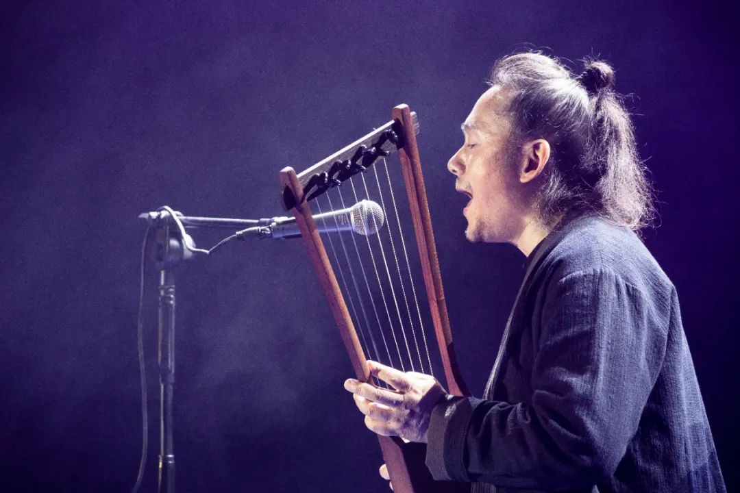 欢庆,本名吴欢庆,重庆万州人,现常年居住在大理,用音乐为苍山洱海写