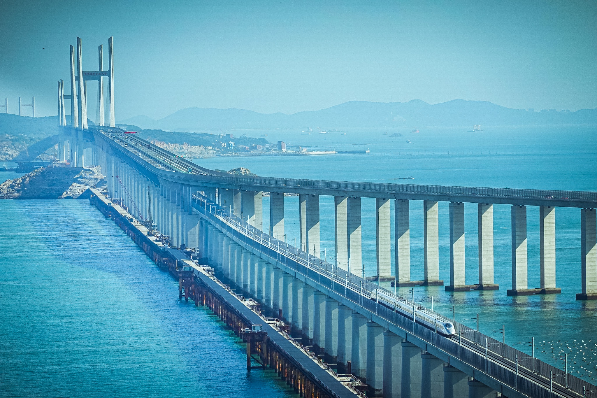 动车组列车通过平潭海峡公铁大桥.(中国网发陈启迪/摄)