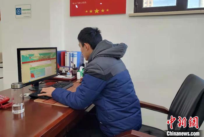 工作人员正在运营维护网站. 受访单位供图 摄