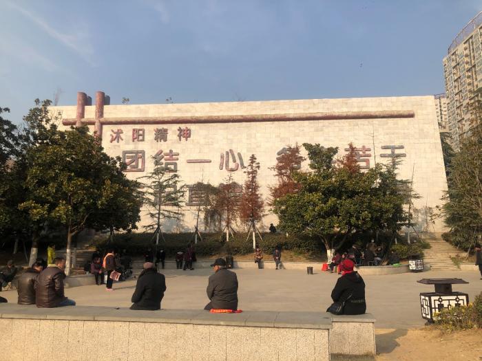 仇和担任县委书记时建造的石刻“沭阳精神”/记者摄