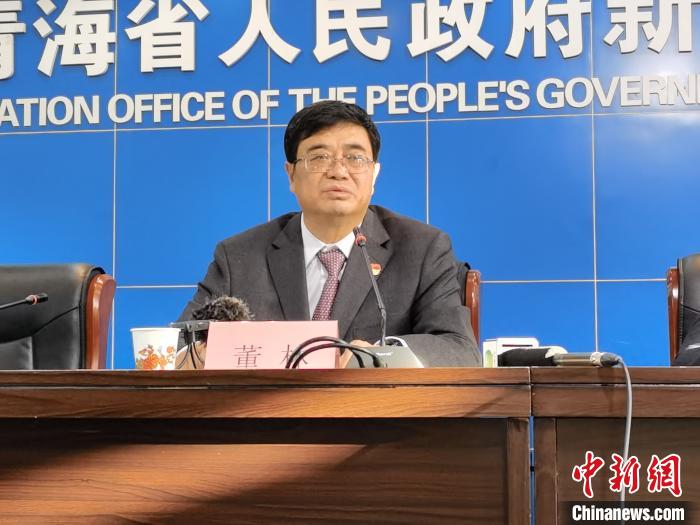 图为青海省省教育厅党组成员,副厅长董林正在介绍决战决胜脱贫攻坚