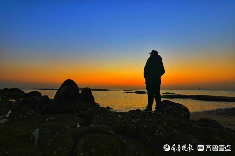 情报站日照灯塔公园旭日红艳朝霞漫天迎接初升的太阳