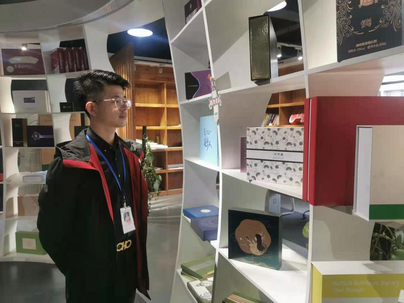 而关键的总经理一职还空悬着,陈广找到了父母开门见山,"我想来当这个