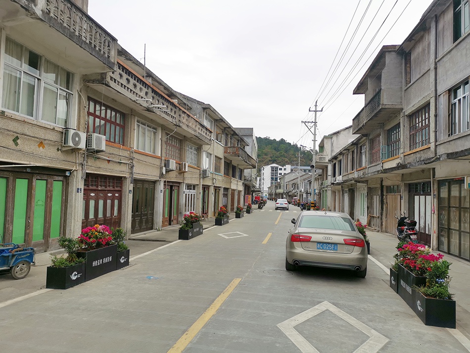 干干净净的小镇街道.