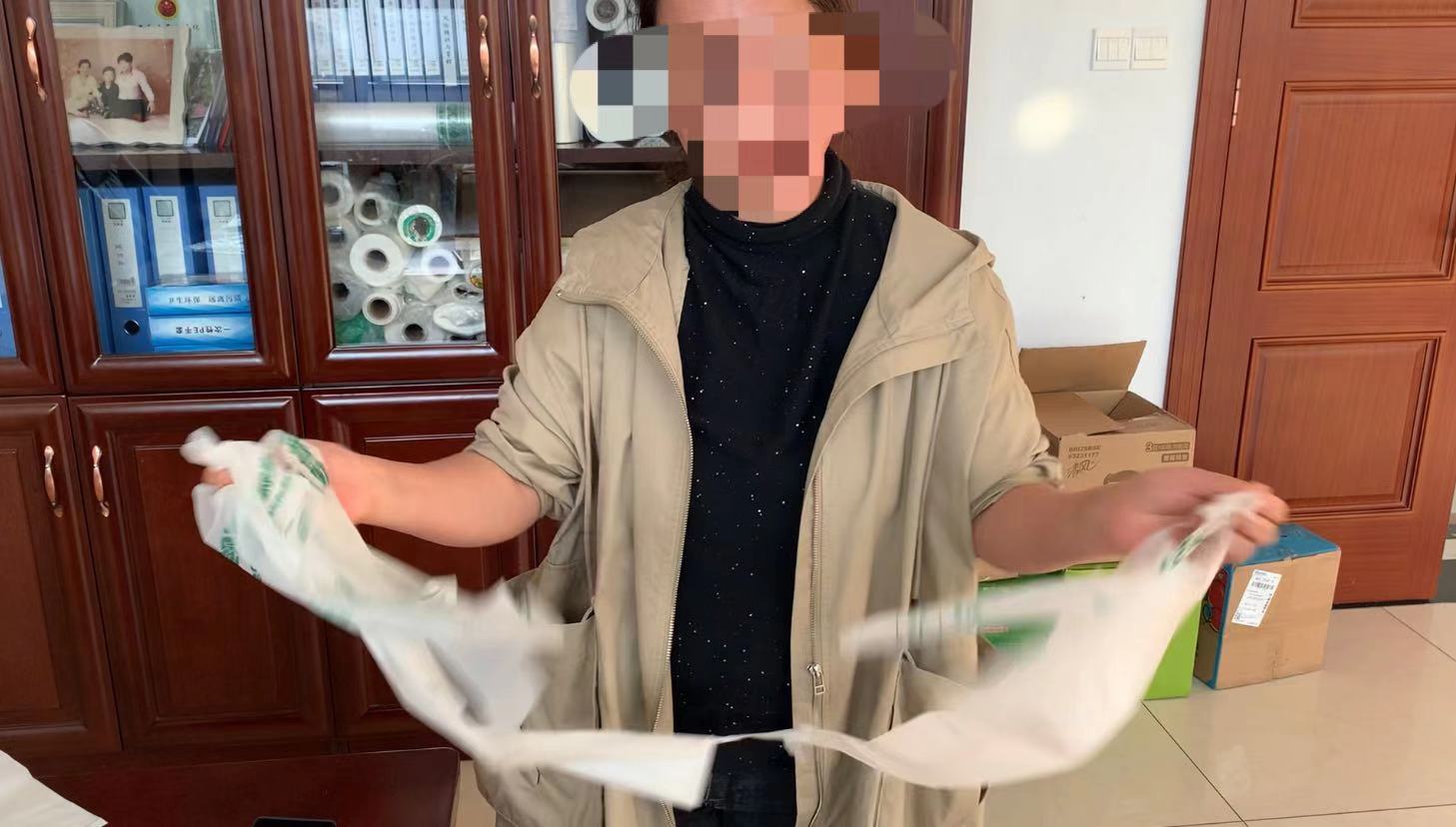 沃科美负责人向记者展示暴露在空气中6个多月以上的降解袋。