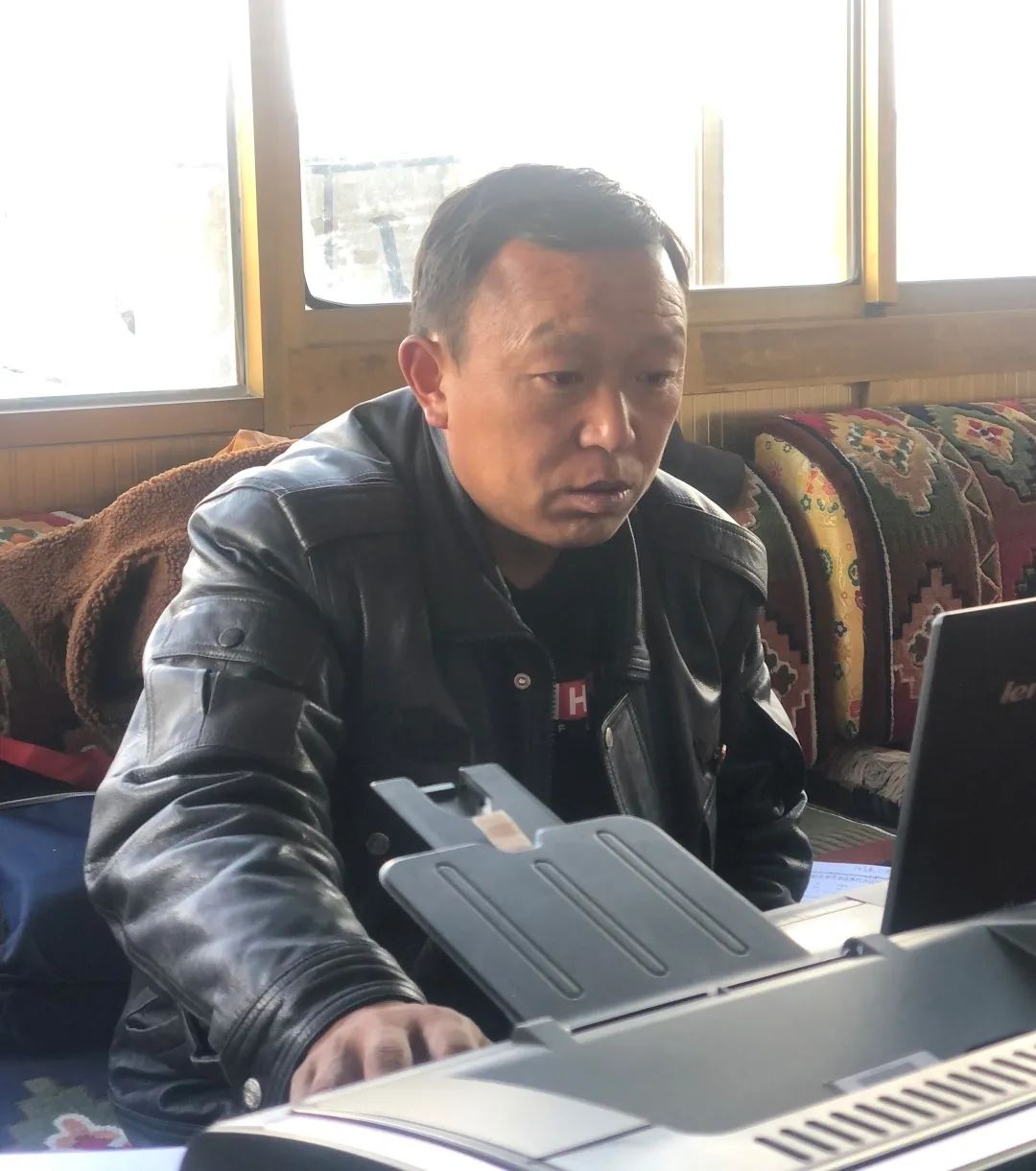 电信榜样在身边丨全国劳模罗布顿珠:牧民心中的"根罗队"