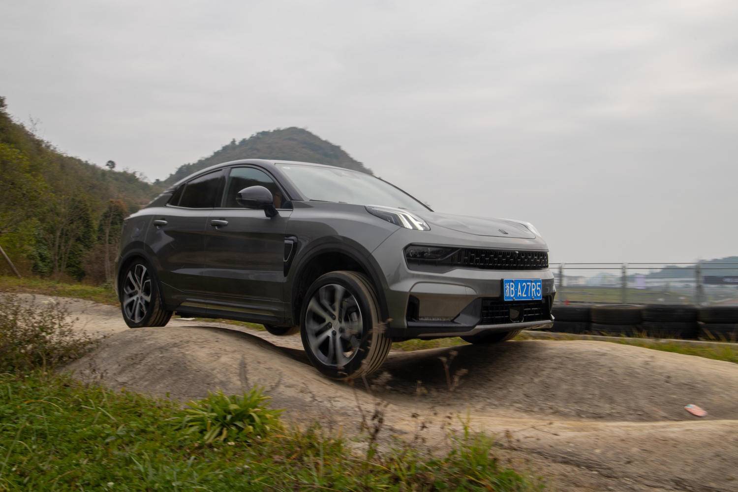 能上山越野也能赛道豁圈领克05证明了轿跑suv的意义