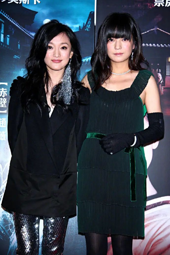 周迅旧照好富态,和赵薇同框腰一样宽,谁也不比谁有多气质!