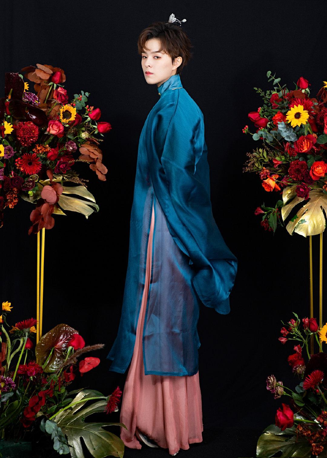 一袭古装造型亮相,手持花瓣形扇子,爽朗的笑…………|杨芸晴|火星情报