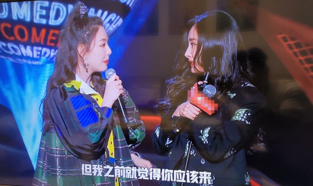 杨幂脱口秀首秀,自嘲发际线太敢了,与张雨绮互侃好有梗