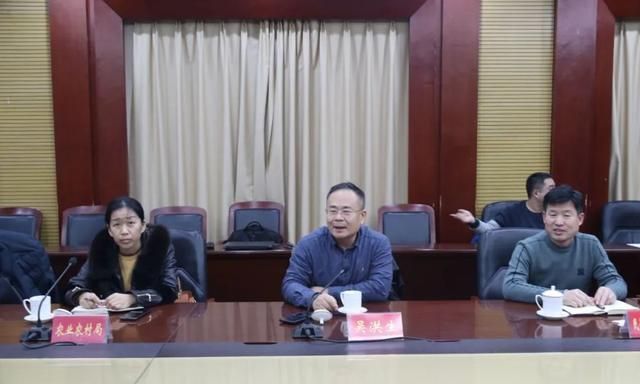 考察团参观了十里望回族镇西城经济产业园,镇长韩强向考察团详细介绍