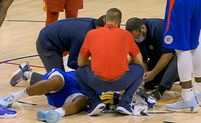 快船遭遇重创!莱昂纳德被伊巴卡误伤,血流不止,回更衣室治疗