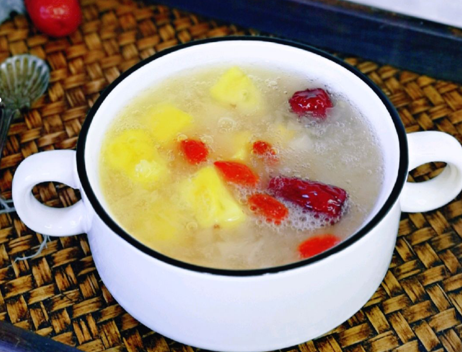 【菠萝银耳红枣莲子枸杞羹的具体做法】食材明细:选择一个菠萝(挑选