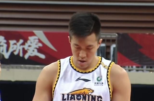 朱荣振给力!单节砍下5分3板1封盖,两次暴扣令辽宁男篮振奋