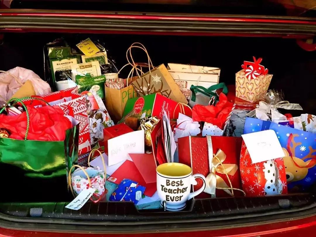 主被动安全也至关重要 当然要带上那么多礼物 宽大的后备箱也是必须的