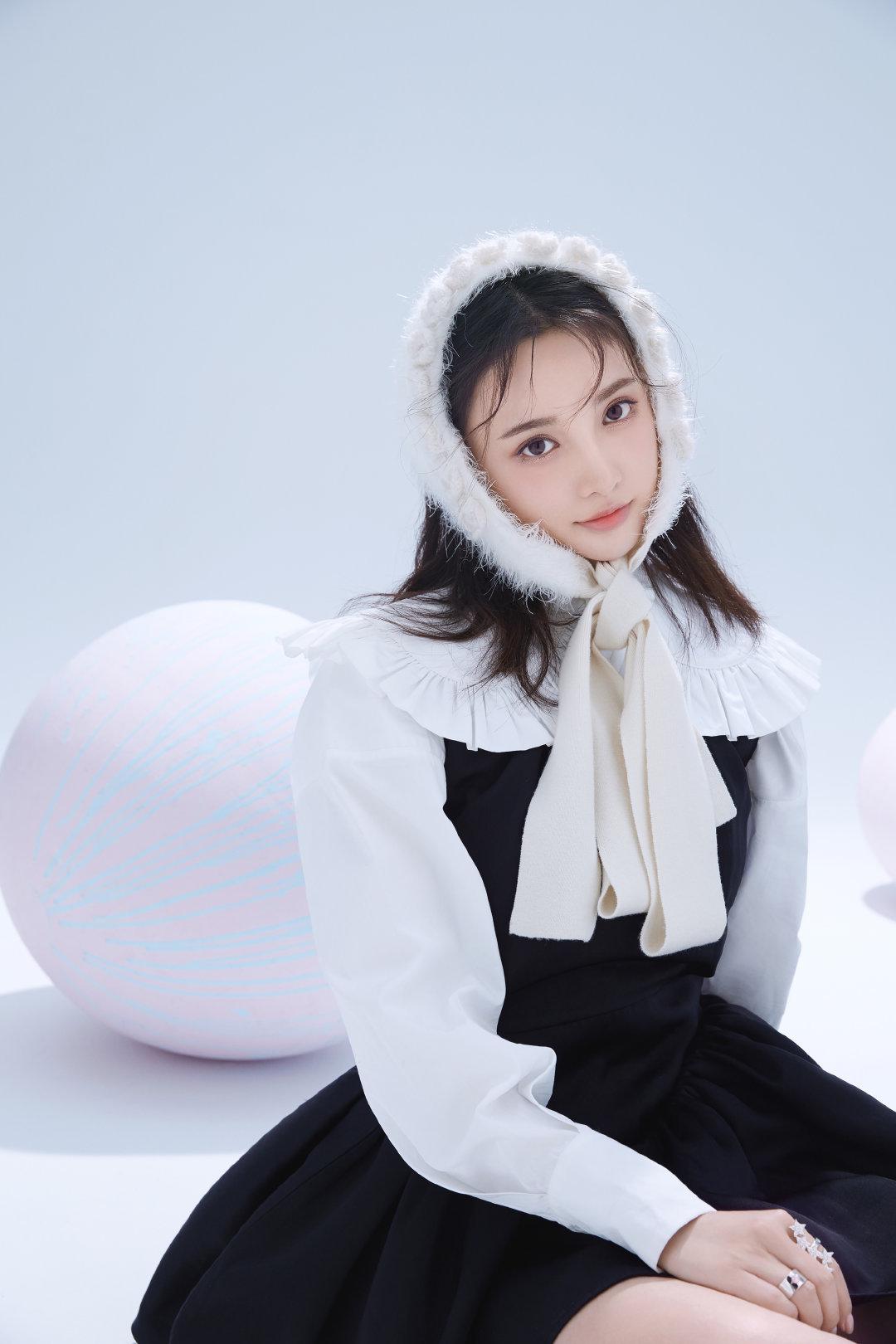 身穿童话风荷叶翻领裙搭配可爱的毛绒头套