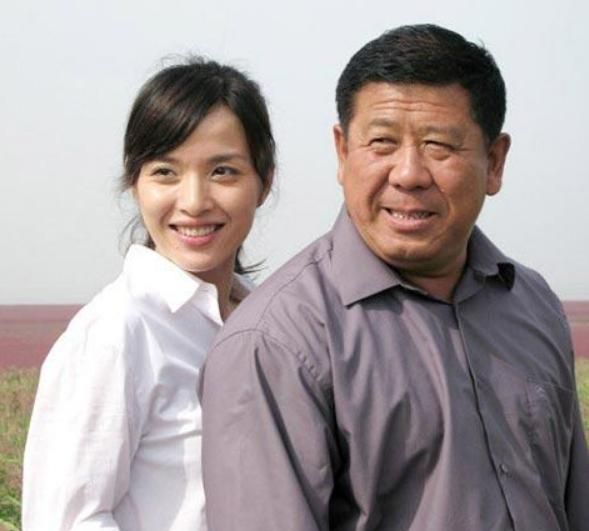 她因拍吻戏被富豪前夫抛弃,二婚嫁靳东被宠成公主,儿子帅出天际|李佳