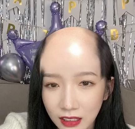 当孟美岐玩贴纸的时候,做一个龅牙女孩是可以接受的