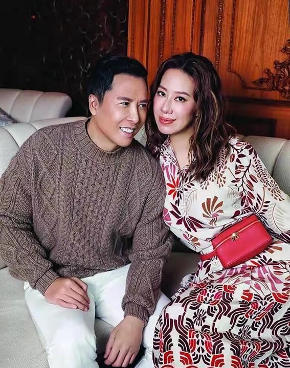 39岁汪诗诗和57岁甄子丹亮相吊带穿出优雅风身高反差大