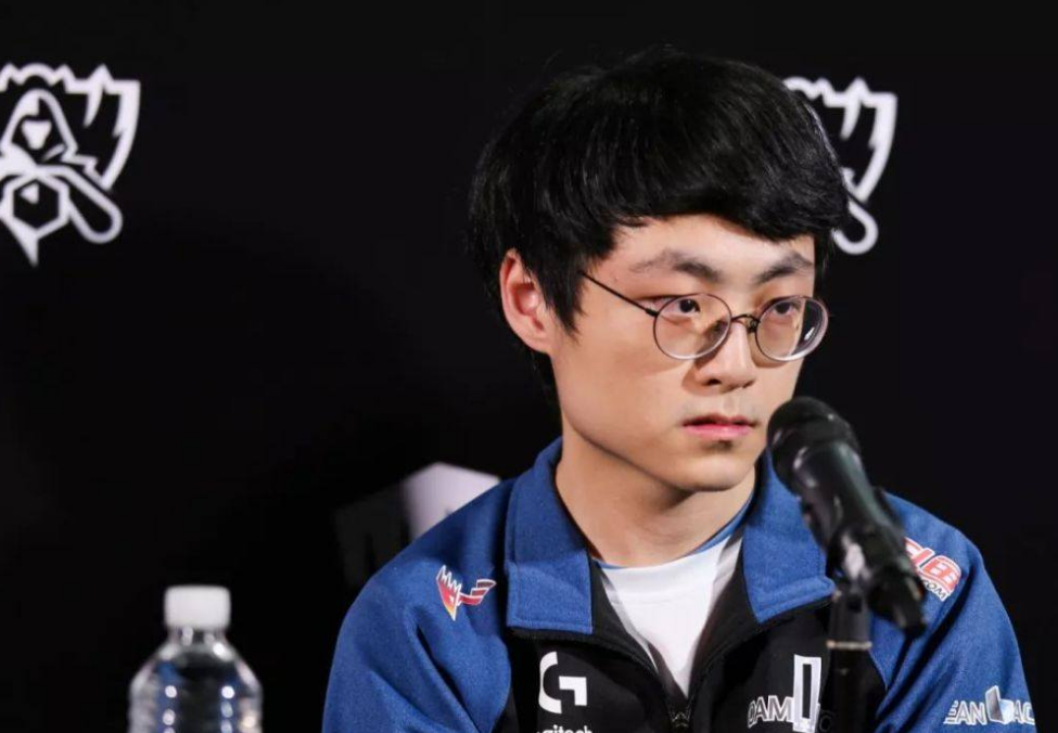 showmaker的翻译小姐姐名叫萝卜,是一位在韩留学生,声音好听让人忍不