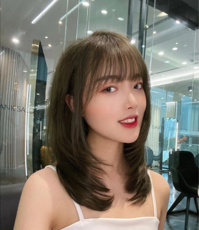 2020年超级流行的高层次感中发,适合发量多长度处于尴尬期的女生
