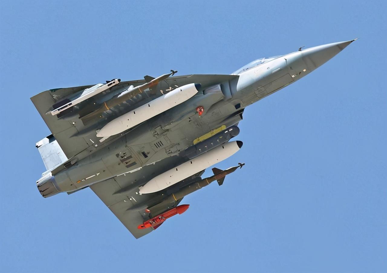 印度lca战机,出口价8000万美元,想和歼10c竞争,够格吗?