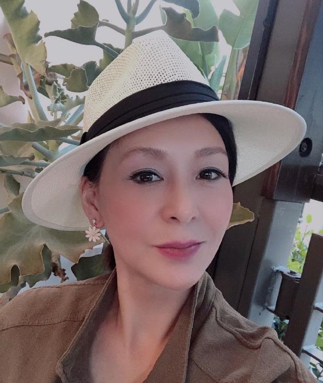 魅力依旧!56岁不老女神夏文汐罕见露面,容光焕发女人味十足