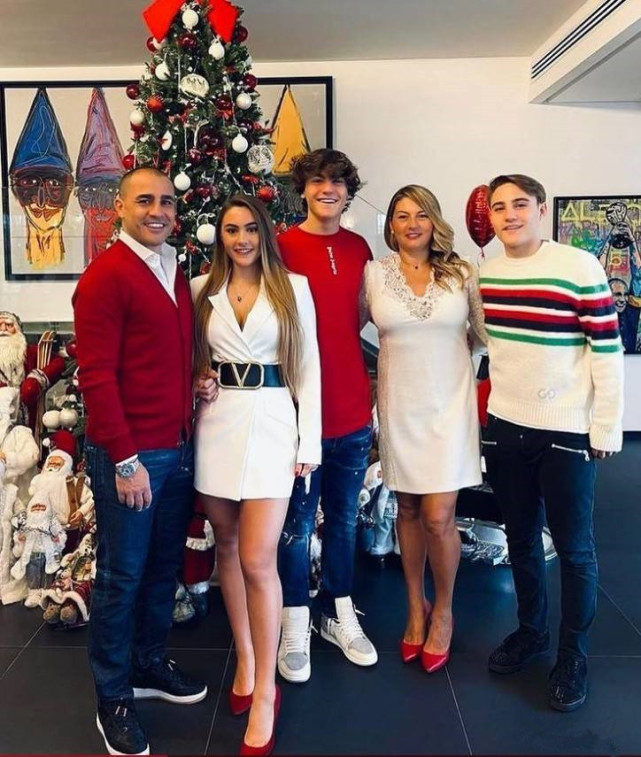 卡纳瓦罗晒出全家福!2儿1女都是高颜值,小儿子曾穿恒大队服训练