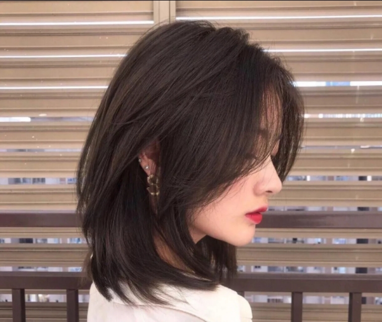 今年非常流行高层次中长发发型,超级好看又时髦