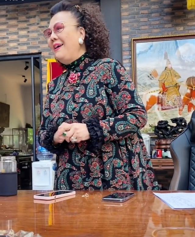 杨议夫人孟真罕露面,曾是歌星红过老公!恩爱31年无惧富婆示威