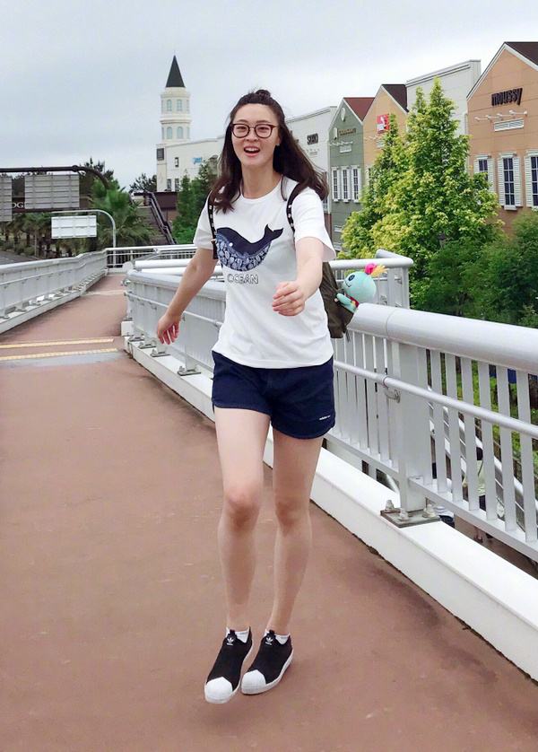 156斤的惠若琪身材好苗条,穿上紧身裙,让人忍不住多看两眼