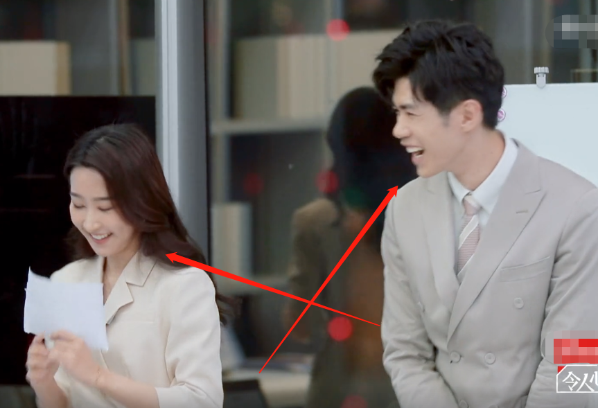 李晋晔在荧幕旁不动,詹秋怡下意识动作太帅,律师们