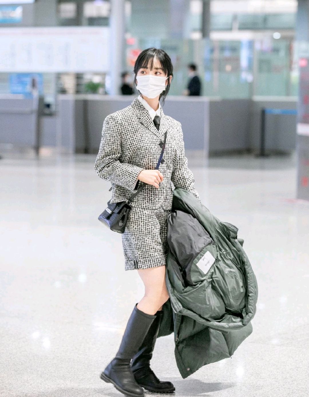 沈月的冬季穿搭真"美",牛仔外套配牛仔裤休闲随性,舒适自然