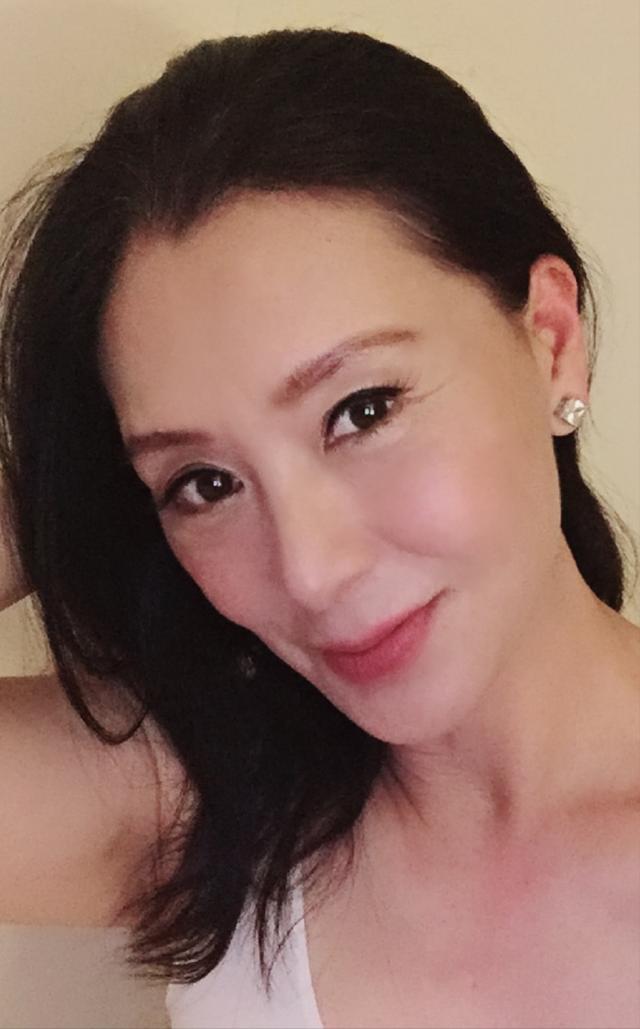 魅力依旧!56岁不老女神夏文汐罕见露面,容光焕发女人味十足