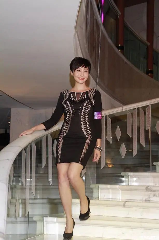 汤盈盈44岁还穿抹胸裙,远不如水桶腰抢镜,染黄毛就为了显年轻