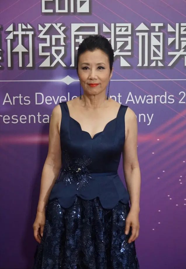 汪明荃大热天捡垃圾,还要浓妆加持遮皱纹,挺不真实的奶奶