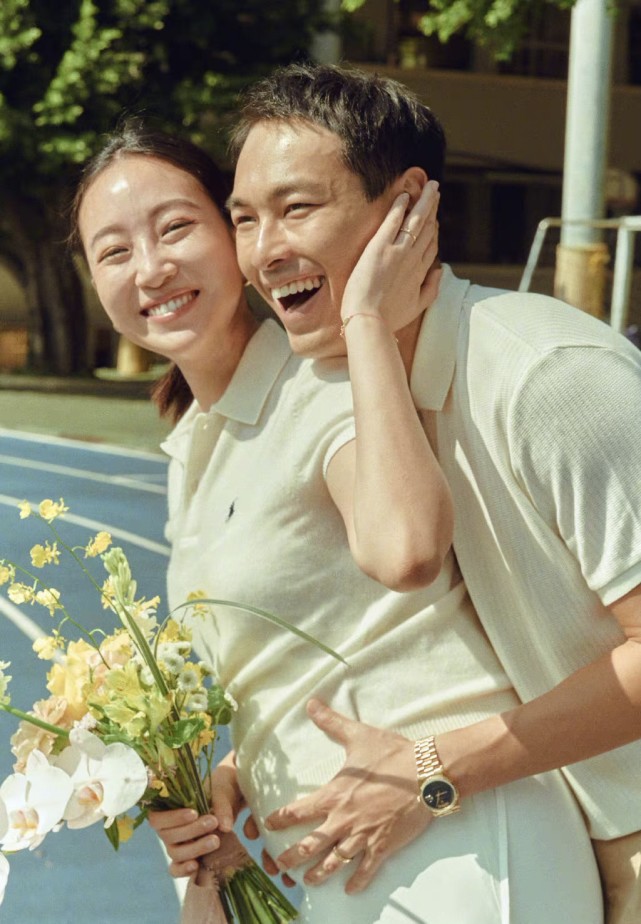 郭采洁前男友杨佑宁马上做爸爸,和妻子低调出街,眼光始终在线